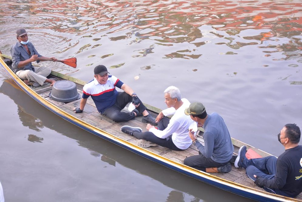 Gubernur Sumsel dan Gubernur Jateng didampingi wako Palembang naik ketek di aliran Sungai Sekanak Lambidaro