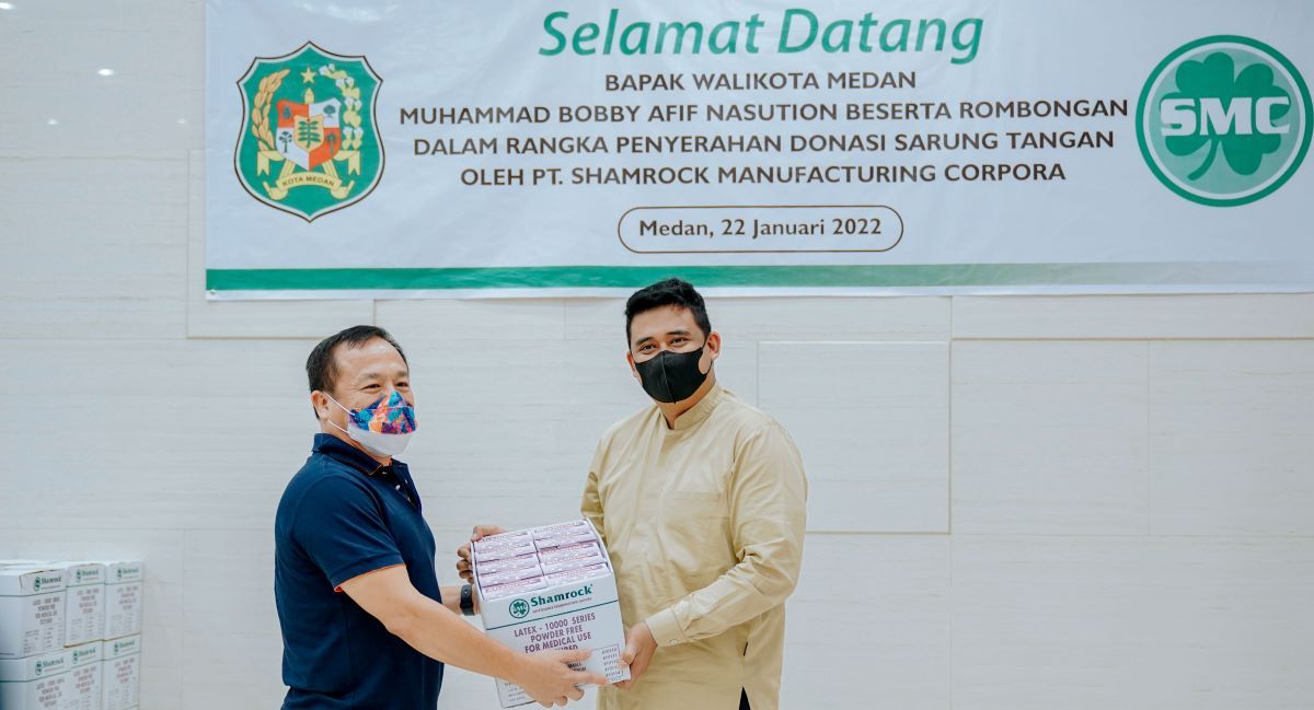 PT SMC menyerahkan bantuan CSR berupa 100.000 sarung tangan kepada Pemko Medan