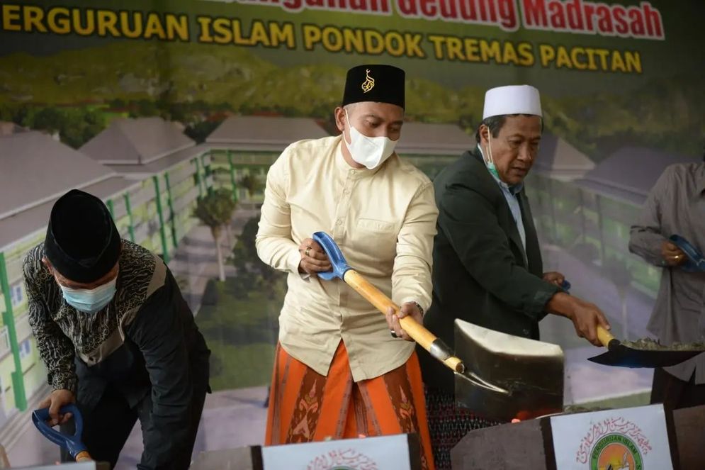 Peletakan batu pertama pembangunan Madrasah Perguruan Islam Pondok Tremas oleh Bupati Pacitan Indrata Nur Bayuaji (tengah) Minggu (23/01/2022).