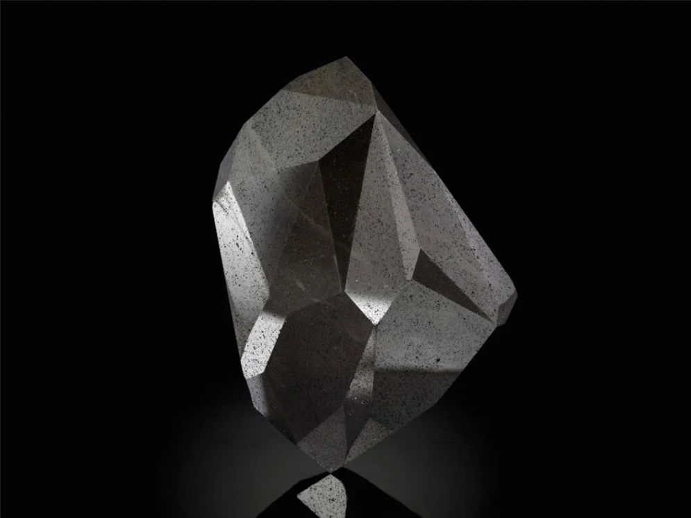 Peluncuran sebuah berlian berwarna hitam yang indah di Dubai bernama Enigma.