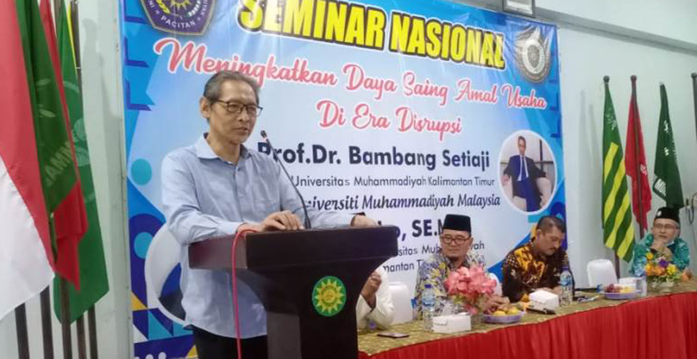 Prof Dr Bambang Setiaji mengisi seminar di ISIMU Pacitan. (Isa/PWMU.CO)
