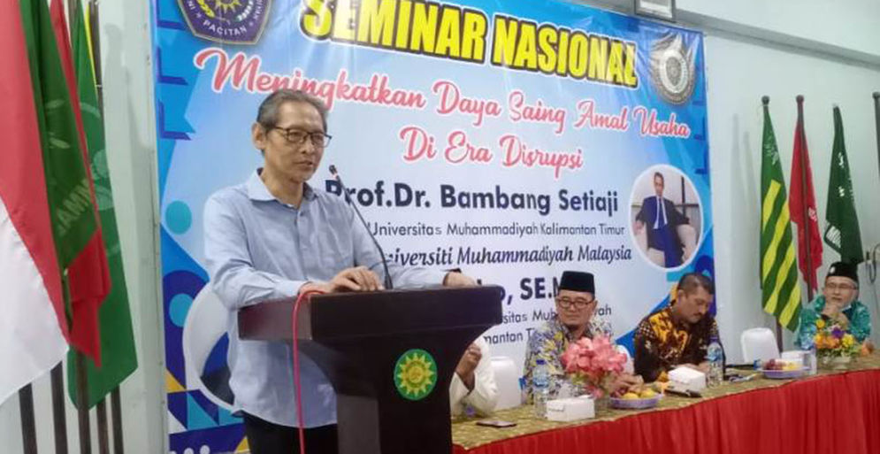 Prof Dr Bambang Setiaji mengisi seminar di ISIMU Pacitan.