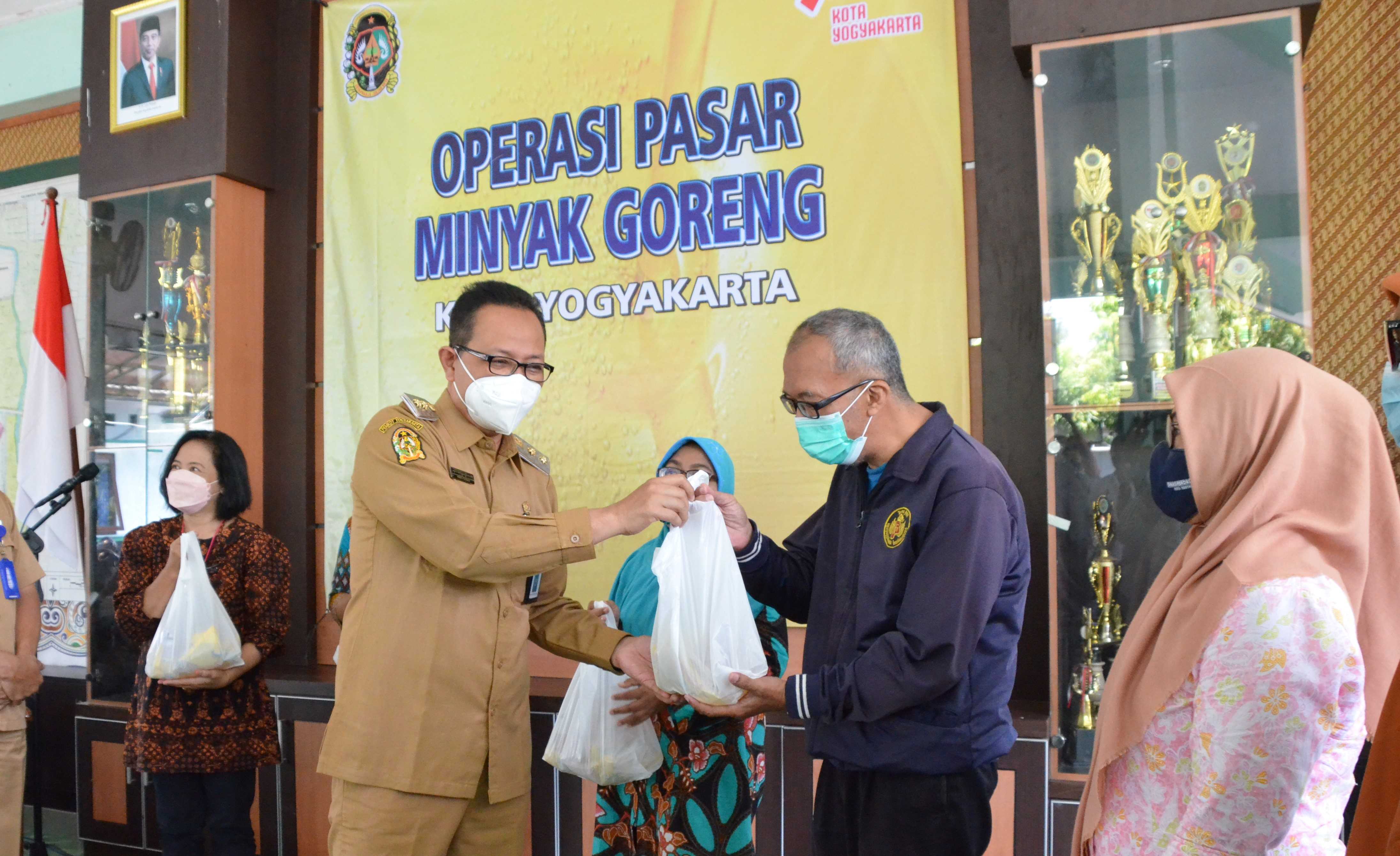 Wakil Walikota Yogyakarta Heroe Poerwadi secara simbolis menyerahkan minyak goreng kepada warga dalam operasi pasar, Senin (24/1/2022).