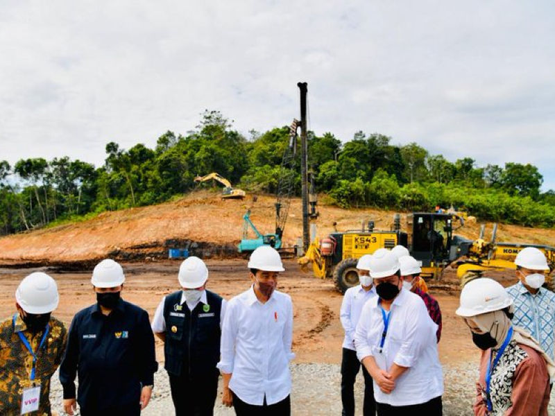 Presiden Joko Widodo melakukan groundbreaking di Kabupaten Muara Enim, Sumatera Selatan, Senin, 24 Januari 2022.