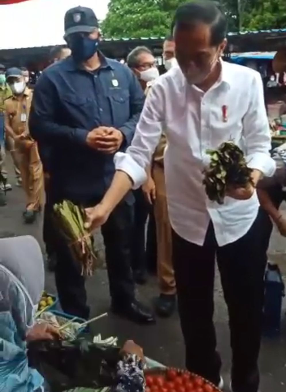 Presiden Joko Widodo menyempatkan diri ke Pasar Dempo Permai Pagar Alam dan membeli petai Cina