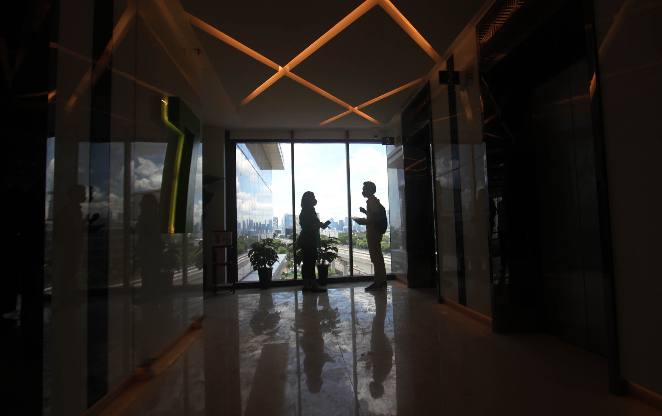 Nampak pekerja sedang berbincang di gedung perkantoran MTH 27 Office Suite di Jakarta. Gedung perkantoran milik Adhi Commuter Properti di Jalan MT Haryono, Cawang tersebut berkonsep Transit Oriented Development (TOD) dengan 13 lantai yang terdiri atas 11 lantai perkantoran dan dua lantai area komersial serta mengusung green building,Senin 24 Januari 2022. Foto : Panji Asmoro/TrenAsia