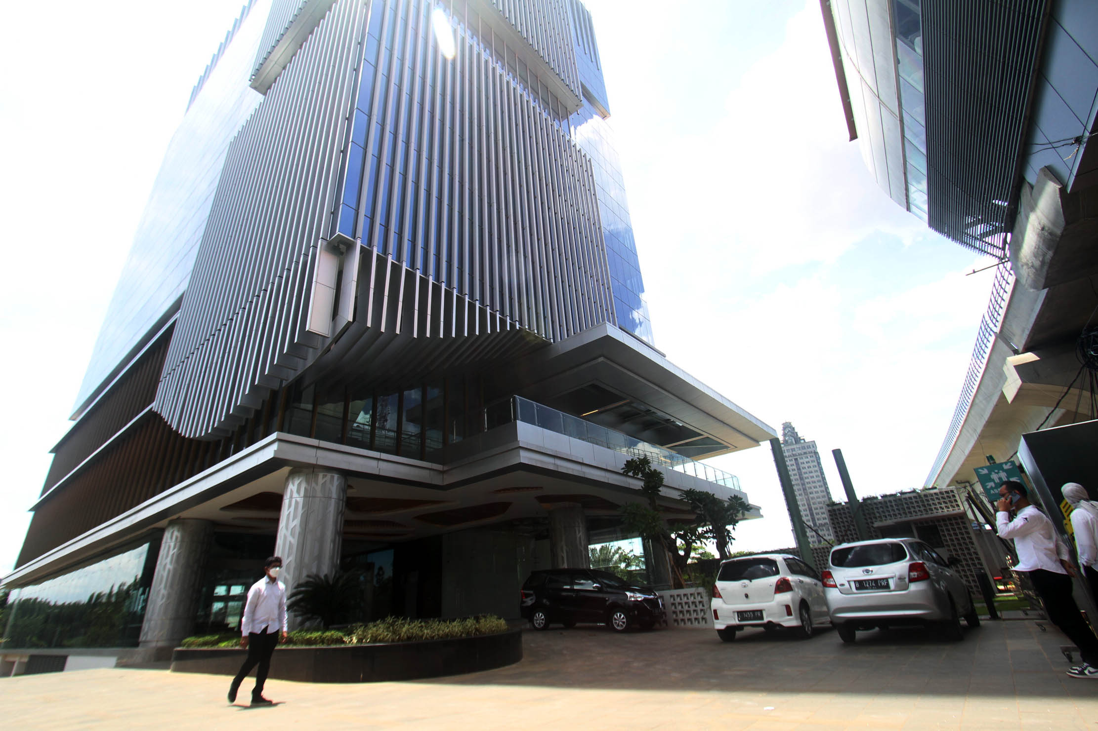 Pekerja berjalan di depan gedung perkantoran MTH 27 Office Suite di Jakarta. Gedung perkantoran milik Adhi Commuter Properti di Jalan MT Haryono, Cawang tersebut berkonsep Transit Oriented Development (TOD) dengan 13 lantai yang terdiri atas 11 lantai perkantoran dan dua lantai area komersial serta mengusung green building,Senin 24 Januari 2022. Foto : Panji Asmoro/TrenAsia