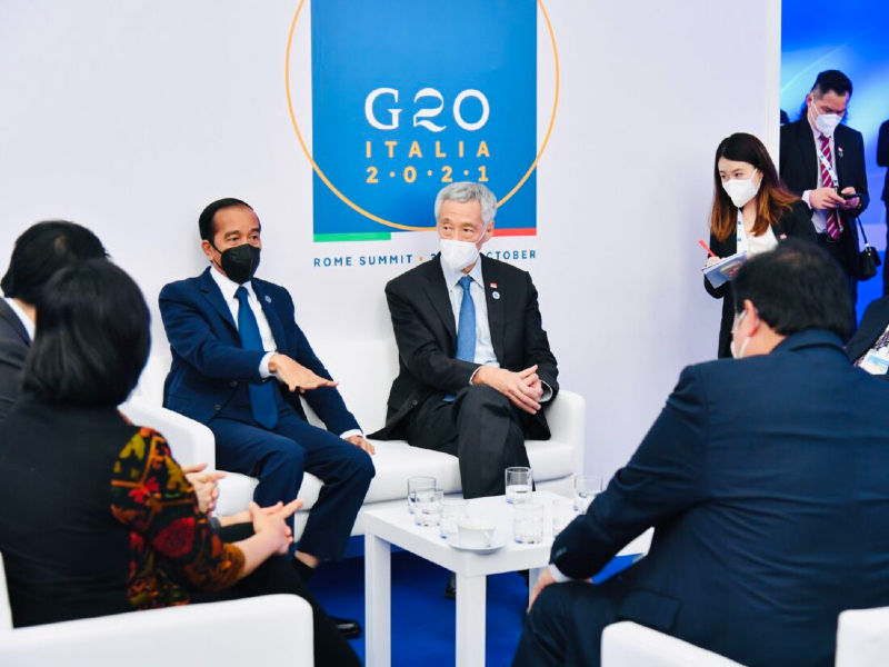 Presiden Joko Widodo bertemu dengan Perdana Menteri Singapura, Lee Hsien Loong, di sela-sela KTT G20 sebelum dimulainya sesi III: Sustainable Development, di La Nuvola, Roma , Italia, pada Minggu, 31 Oktober 2021.