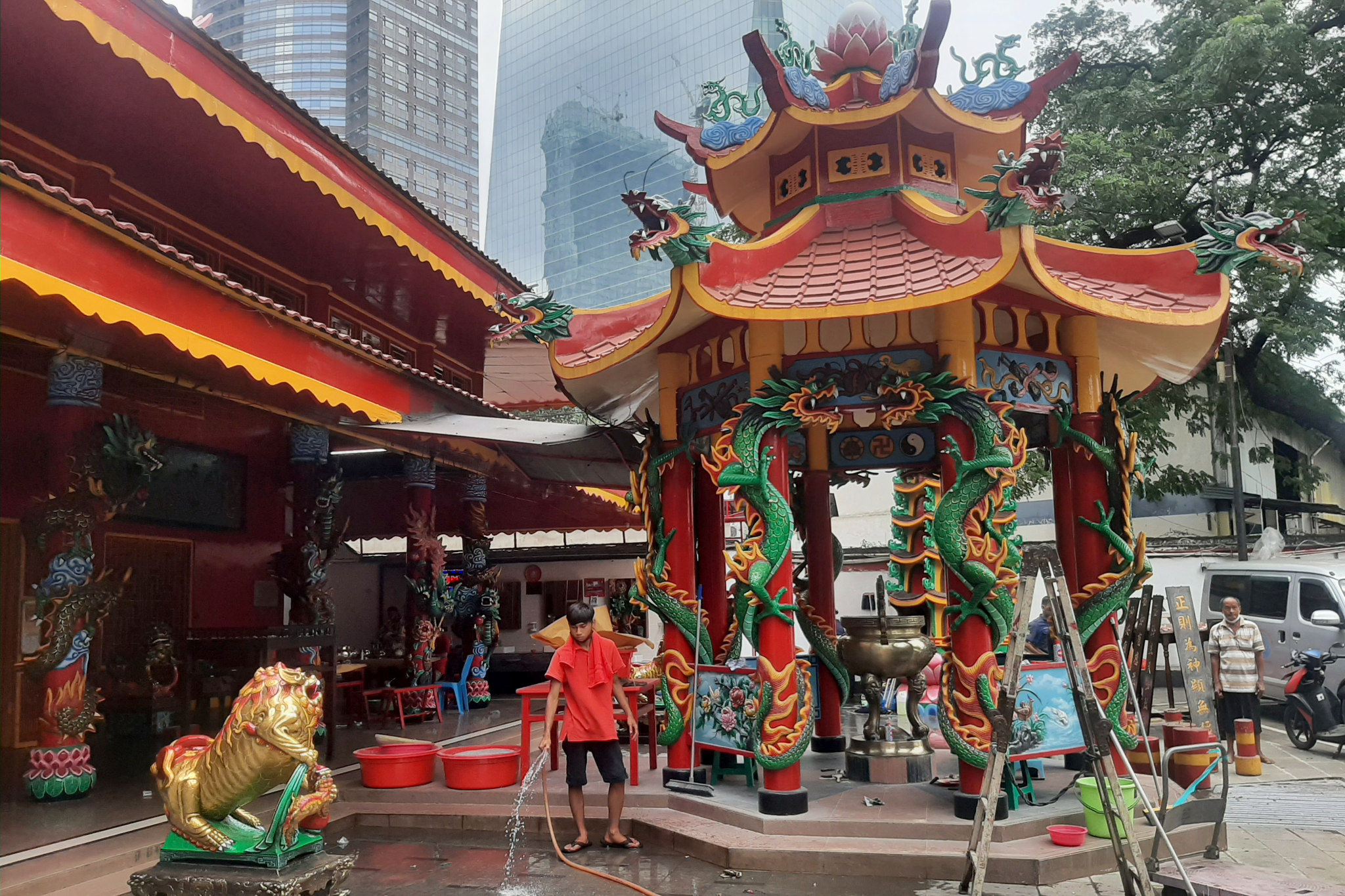 Pekerja membersihkan halaman Vihara Amurva Bhumi, di Jakarta Selatan, Selasa, 25 Januari 2022. Foto: Ismail Pohan/TrenAsia