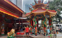 Pekerja membersihkan halaman Vihara Amurva Bhumi, di Jakarta Selatan, Selasa, 25 Januari 2022. Foto: Ismail Pohan/TrenAsia