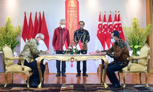 Penandatanganan kesepakatan penyesuaian FIR oleh Menteri Perhubungan RI Budi Karya Sumadi dengan Menteri Transportasi Singapura S. Iswaran, yang disaksikan langsung oleh Presiden RI Joko Widodo (Jokowi) dan Perdana Menteri (PM) Singapura Lee Hsien Loong, di Pulau Bintan, Kepulauan Riau, Selasa, 25 Januari 2022.