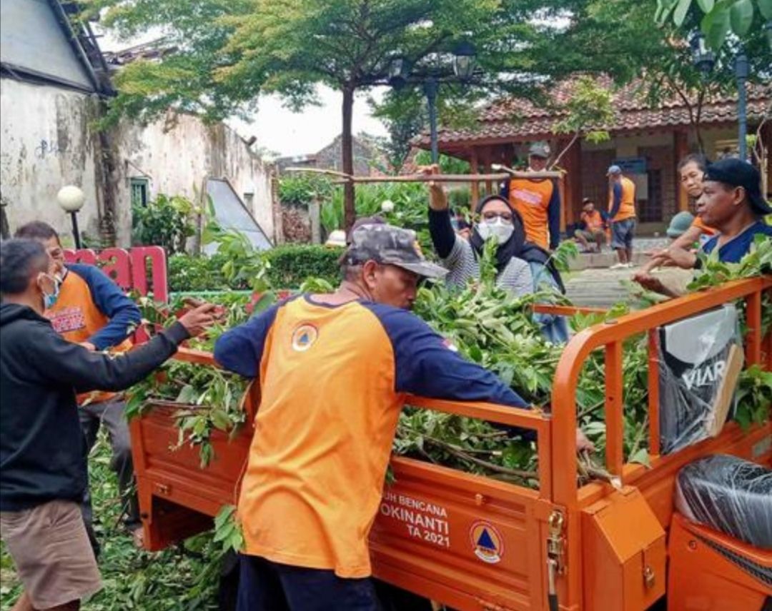 Warga Purwokinanti membersihkan lingkungan untuk mencegah penyebaran DBD.