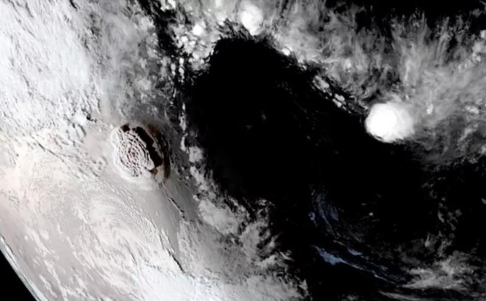 Satelit GOES West NOAA menangkap pemandangan menakjubkan dari letusan eksplosif gunung berapi Hunga Tonga-Hunga Ha'apai, yang terletak di Kerajaan Pasifik Selatan Tonga, pada 15 Januari 2022.