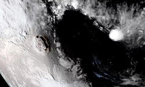 Satelit GOES West NOAA menangkap pemandangan menakjubkan dari letusan eksplosif gunung berapi Hunga Tonga-Hunga Ha'apai, yang terletak di Kerajaan Pasifik Selatan Tonga, pada 15 Januari 2022.