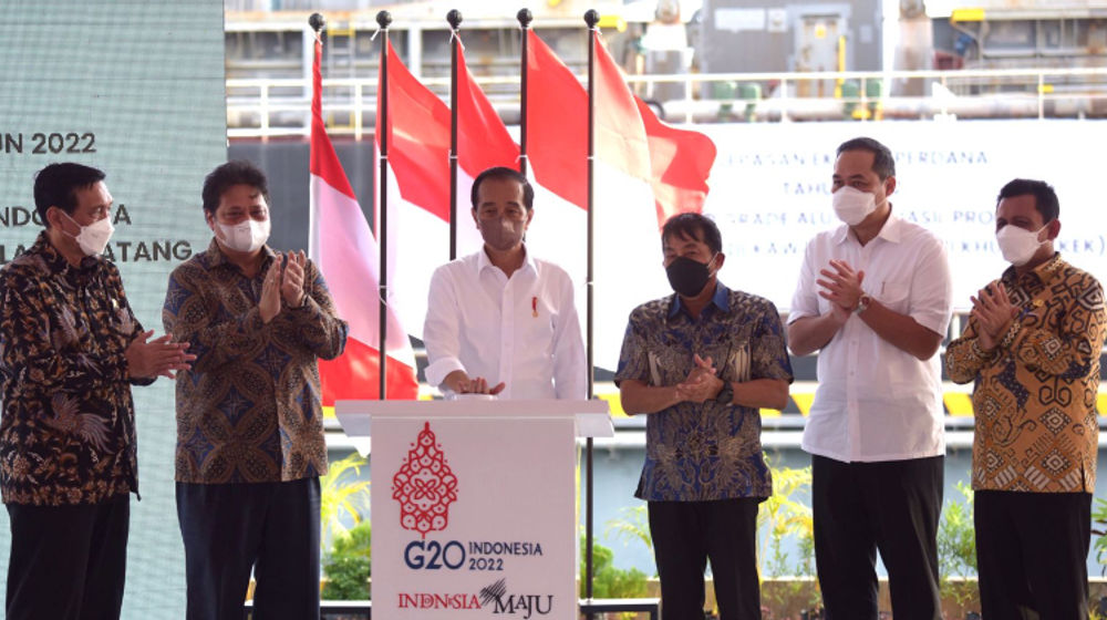 Jokowi Lepas Ekspor Perdana Smelter Grade Alumina ke China Senilai Rp104 Miliar.jpg