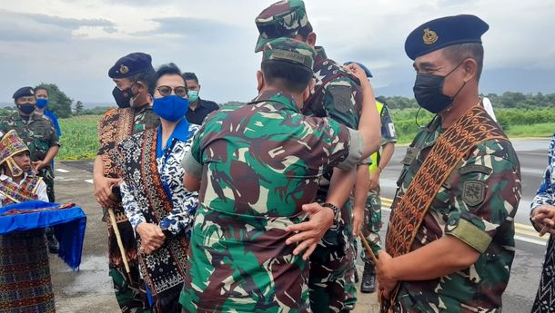 Dandim 1603/Sikka  Sambut  Danlantamal Vll Kupang di Bandara Frans Seda.