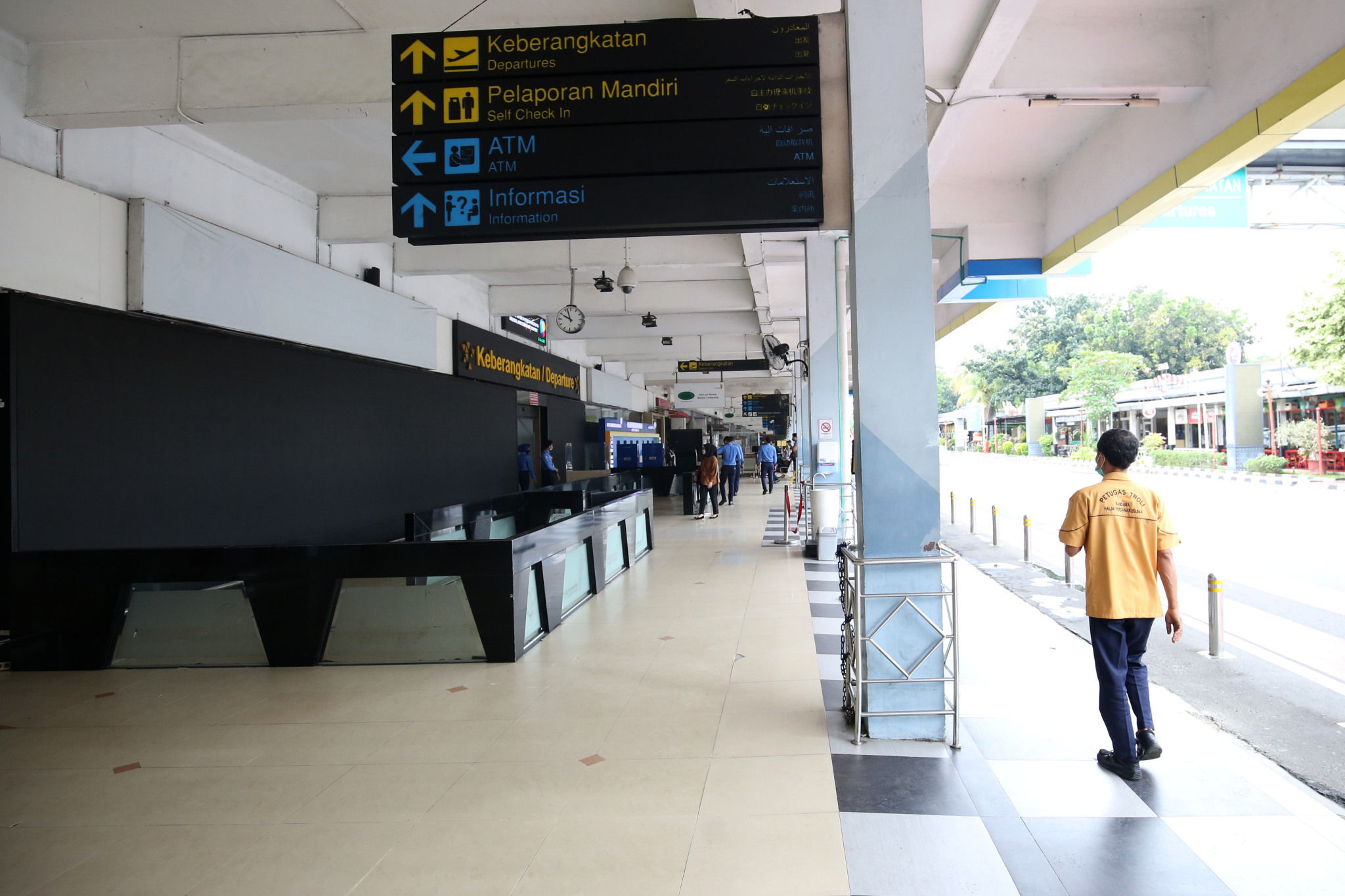 Suasana lengang di peron keberangkatan yang ditutup sementara karena adanya pengerjaan revitalisasi Bandara Halim Perdanakusuma, Jakarta, Rabu, 26 Januari 2022. Foto: Ismail Pohan/TrenAsia