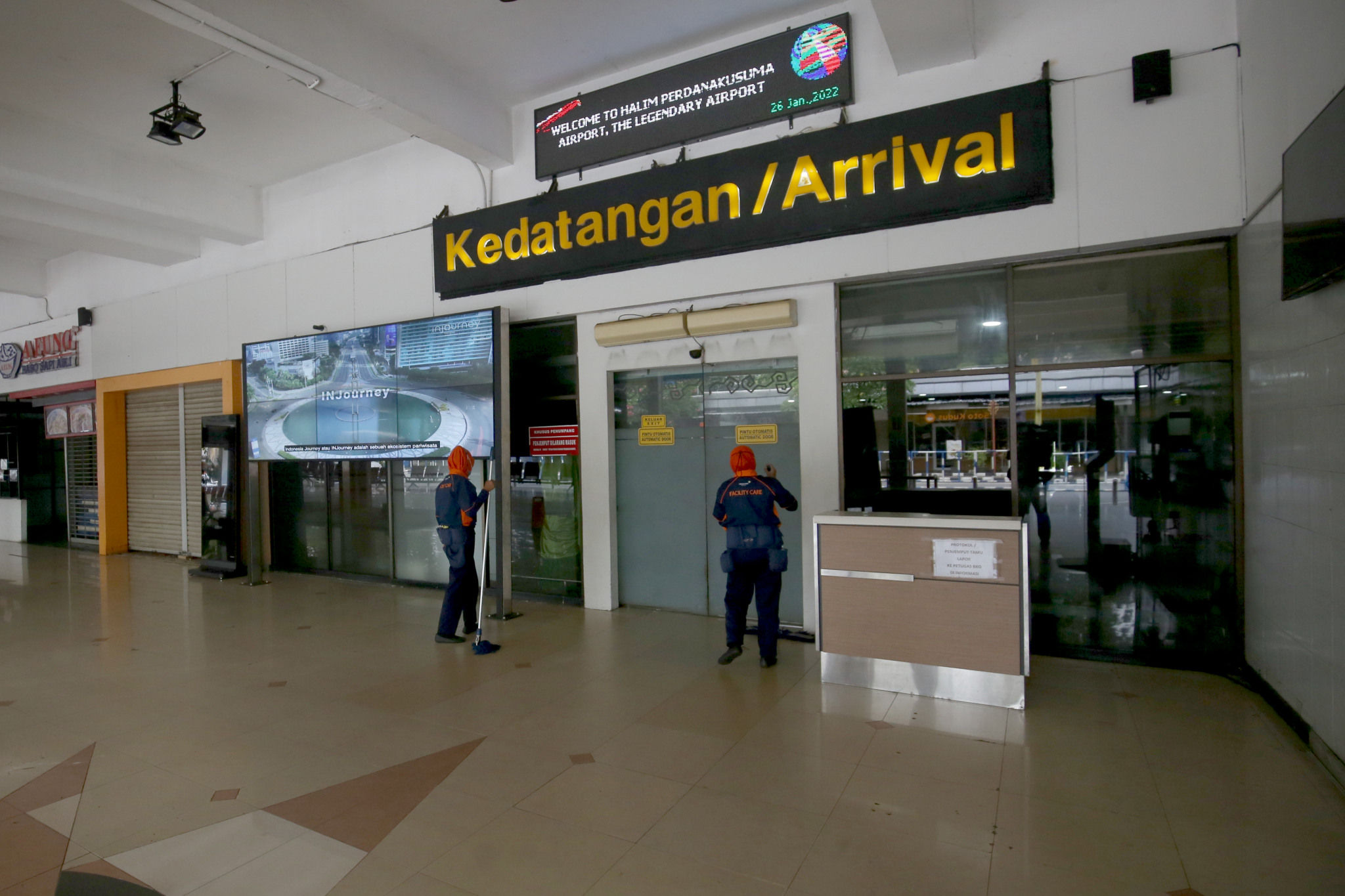 Pekerja beraktivitas di peron kedatangan yang ditutup sementara karena adanya pengerjaan revitalisasi Bandara Halim Perdanakusuma, Jakarta, Rabu, 26 Januari 2022. Foto: Ismail Pohan/TrenAsia