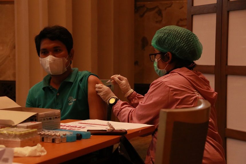 Karyawan Taman Pintar Yogyakarta mengikuti vaksinasi booster di Hotel Tentrem Yogyakarta, Selasa (25/1/2022).