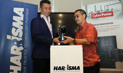 President Director PT Harrisma Informatika Jaya, Yansen Setiawan (kiri) berbincang dengan Country Manager Indonesia CyberPower System, Adhy Wijaya (kanan) saat konferensi pers partnership ceremonial di Jakarta, Rabu 26 Januari 2022. Foto : Panji Asmoro/TrenAsia