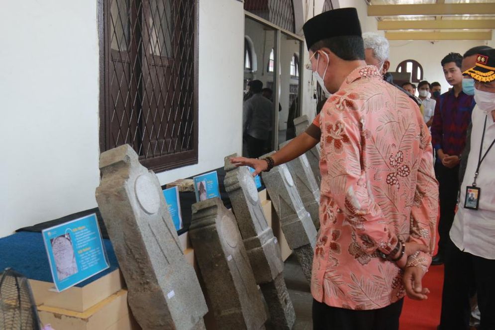 Walikota Palembang meninjau 6 batu nisan kuno di Museum Sultan Mahmud Badaruddin II