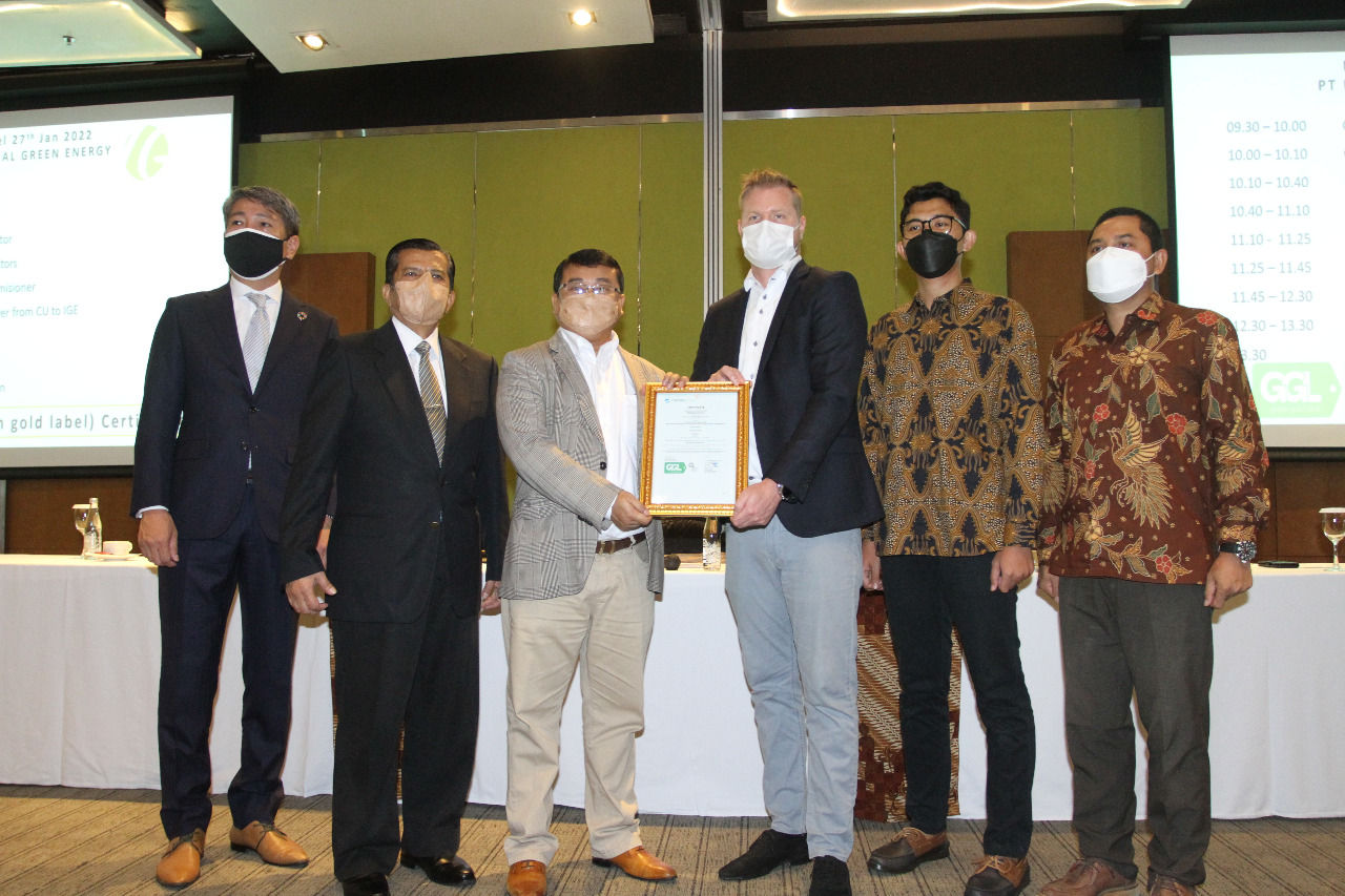 Direktur Utama PT Internasional Green Energi (IGE) Dikki Akhmar menerima sertifikat Green Gold Label (GGL) yang diserahkan oleh Director Control Union Jurriaan Boer di Pullman Jakarta Central Park, Kamis (27/01/2022).