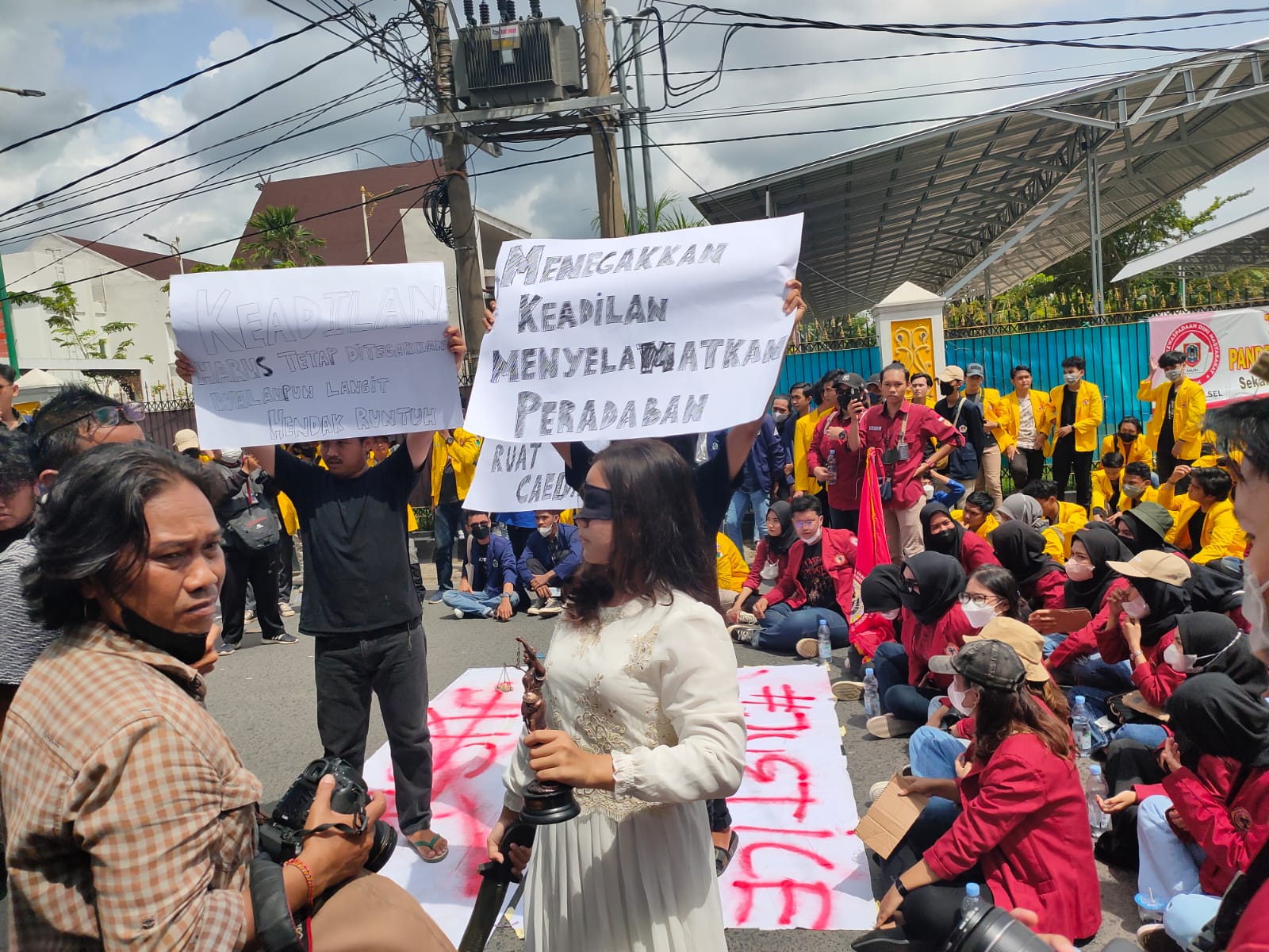 Ratusan mahasiswa lintas perguran tinggi menggelar aksi solitadiras mahasiswi D, yang mengalami kekerasan seksual.