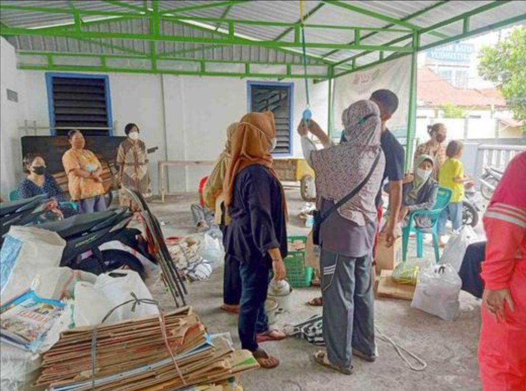 Warga Wirogunan mengelola bank sampah di lingkungan mereka.