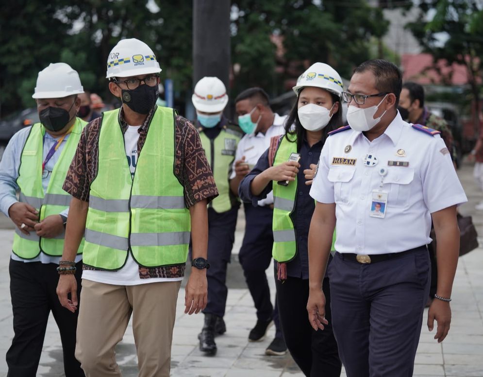 Menteri Pariwisata dan Ekonomi Kreatif (Menparekraf), Sandiaga Salahuddin Uno saat berkunjung ke Labuan Bajo untuk memantu langsung Waterfront Zona C.