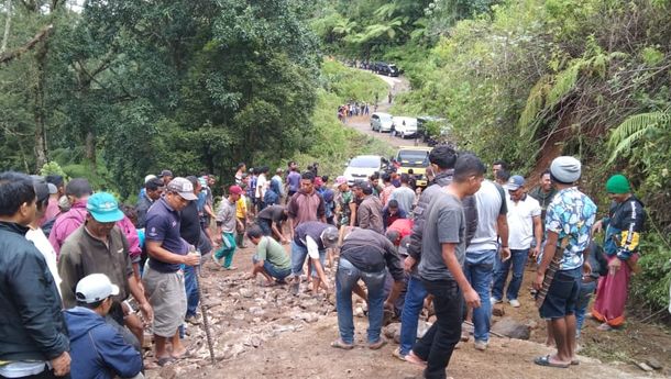 Warga Lamba Leda  Timur dan Lamba Leda, Matim, Bergotong Royong Perbaiki Jalan Rusak di Rana Poja