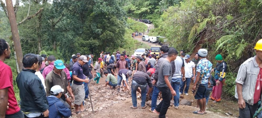 Warga Lamba Leda  Timur  dan Lamba Leda, Matim, bergotong royong memerbaiki jalan  rusak di Rana Poja