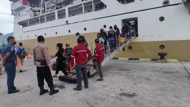 Polres Ende Pantau Kedatangan dan Keberangkatan Kapal KM AWU di Pelabuhan Ippi, Ende