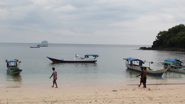 Menyulam Inspirasi Bertajuk 'Hadiah' di Destinasi Wisata Pantai Oa, Flores Timur