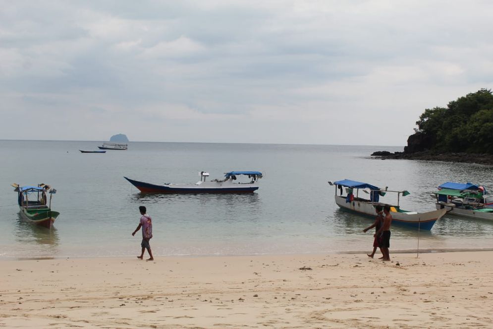 Suasana di destinasi wisata Pantai Oa, Kabupaten Flores Timur pada Minggu, 30 Januari 2022