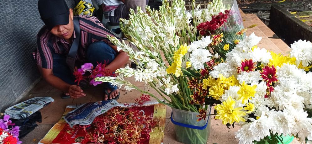 Pedagang bunga di Pasar Kamboja Palembang