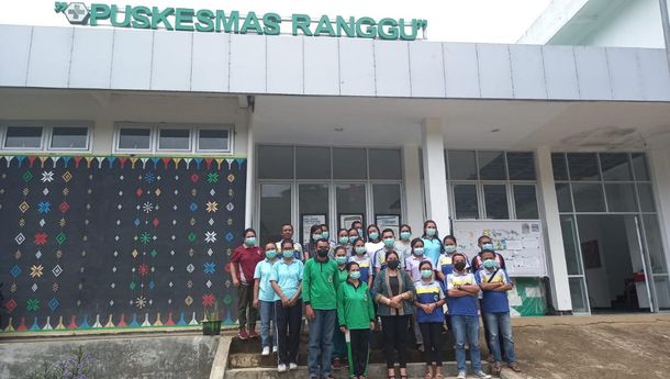 Hadir di Puskesmas Ranggu, Yeni Veronika Serahkan Bantuan untuk Pembangunan Jalan Rabat