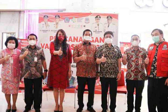 Wakil Gubernur Sulut, Steven Kandouw didampingi istri dan Wali Kota Manado saat pencanangan vaksinasi Booster. (Foto:Istimewa)