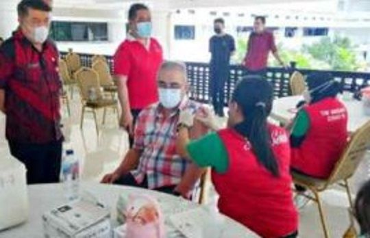 Para pejabat Pemprov Sulut mulai melakukan vaksinasi booster. (Foto:Istimewa)