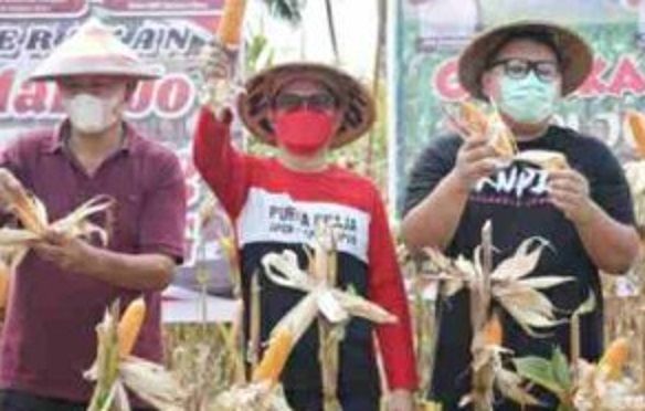 Bupati Joune Ganda (tengah) saat mencanangkan Ayo Bakebong di Minahasa Utara. (Foto:Istimewa)