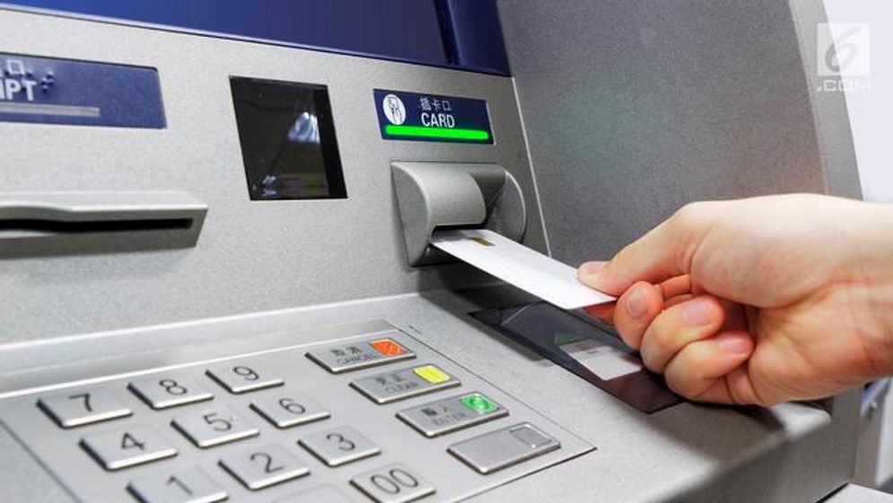 Ilustrasi transaksi melalui ATM. 