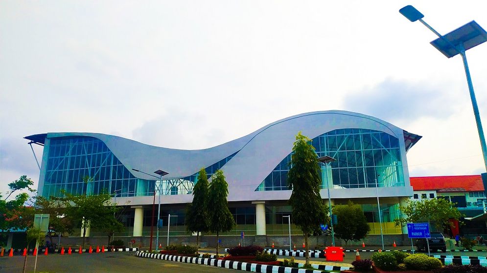 Penerbangan perintis dari Bengkulu ke Pulau Enggano sudah kembali diaktifkan.  Berangkat dari Bandara Fatmawati Soekarno menuju Pulau Enggano. 