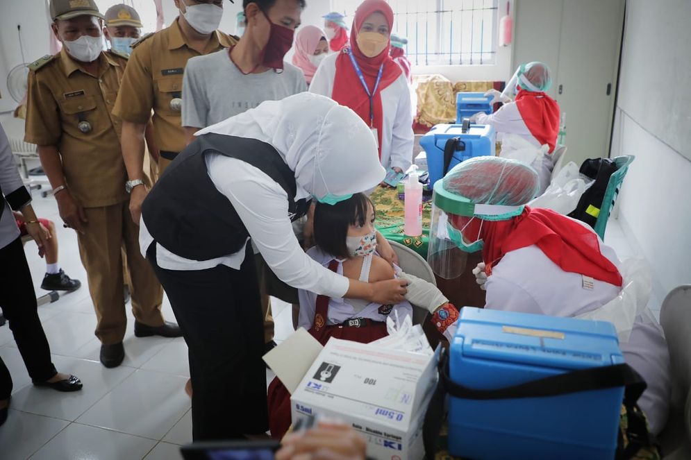 Wawako Palembang Fitrianti Agustinda menyemangati anak-anak untuk mengikuti vaksinasi