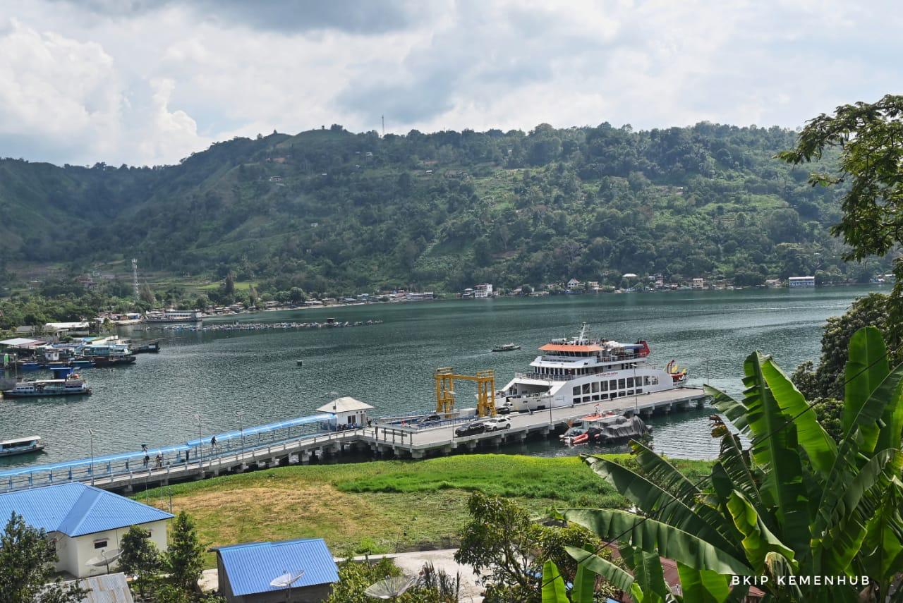 Pelabuhan penyeberangan Kawasan Strategis Pariwisata Nasional (KSPN) Danau Toba, Sumatera Utara.