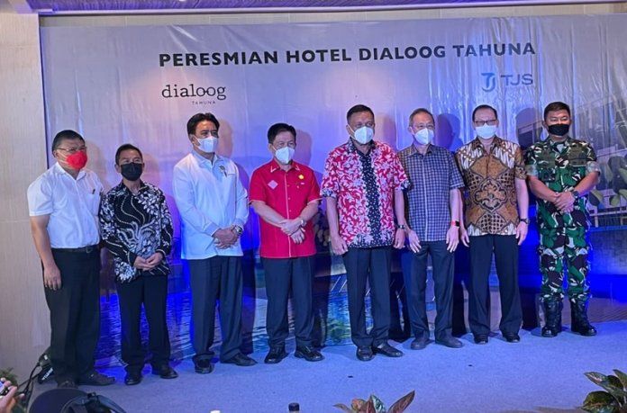 Gubernur Sulut, Olly Dondokambey usai meresmikan Dialoog Hotel. (Foto:Istimewa)