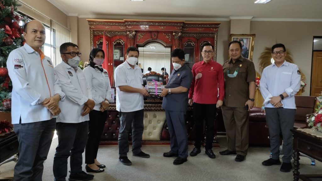 KPU Sulut saat berkunjung dan bertemu dengan Ketua DPRD Sulut. (Foto:Istimewa)