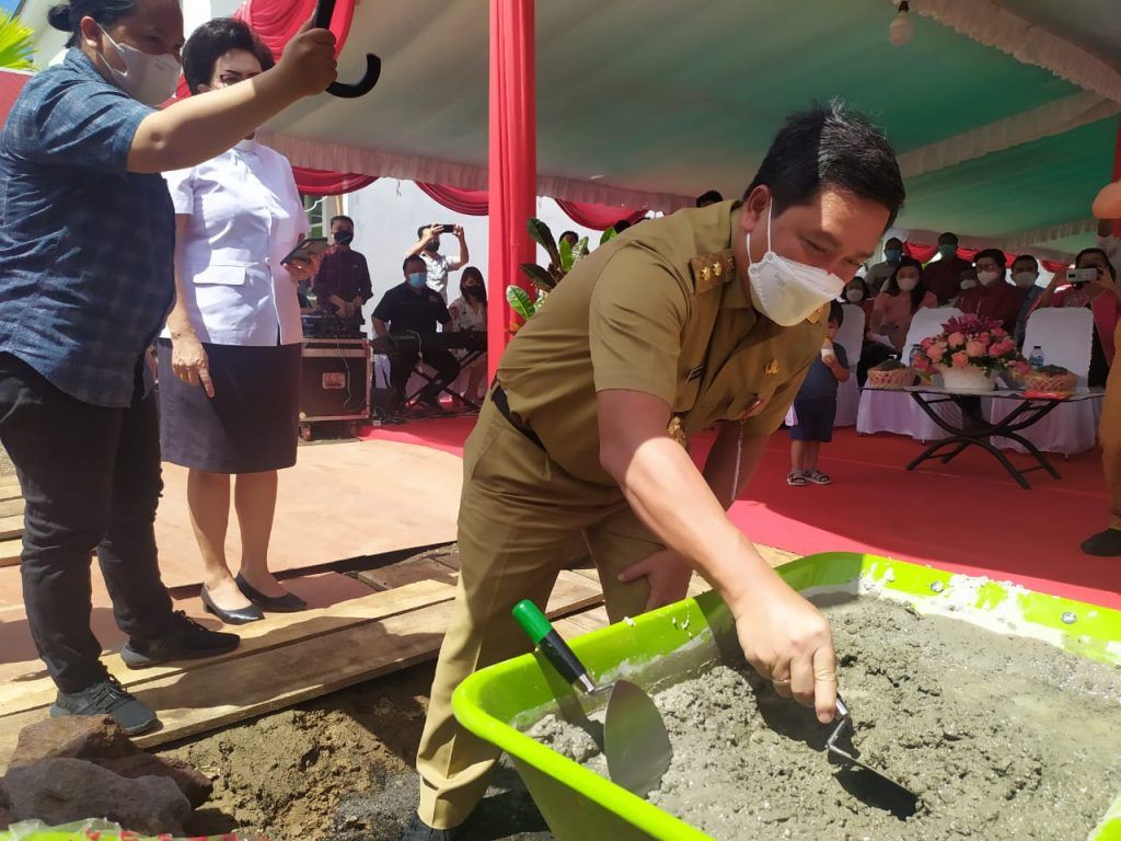 Wagub Steven Kandouw saat peletakan batu pertama pembangunan gedung gereja GMIM di Tamansari. (Foto:Istimewa)
