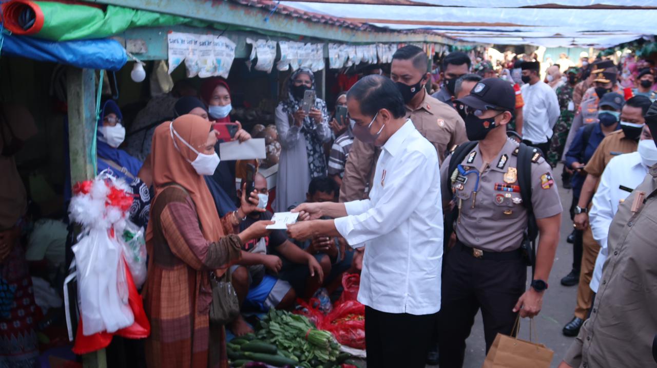 Kunjungi Balikpapan, Presiden Jokowi Serahkan BLT ke Pedagang Pasar Sepinggan