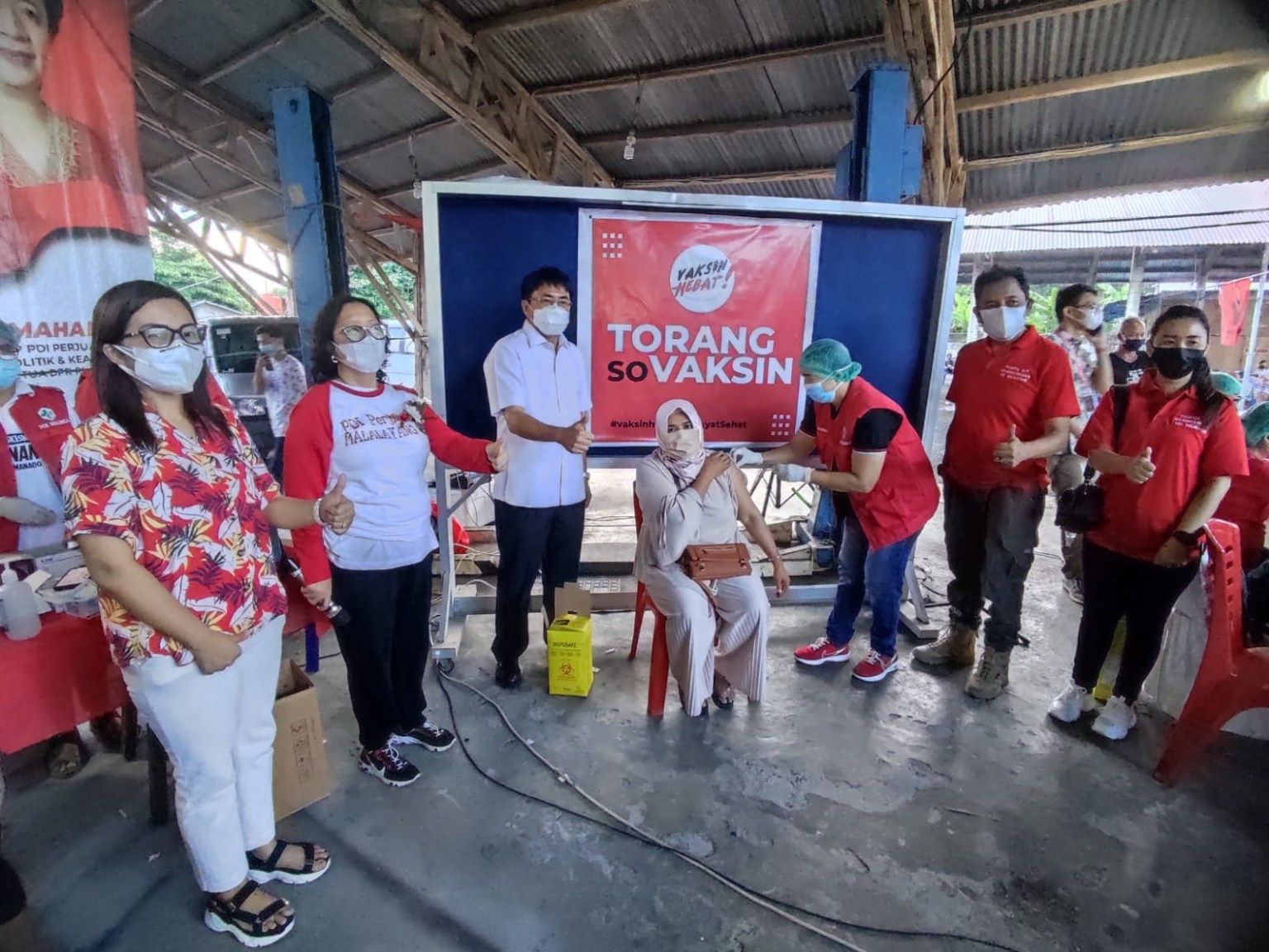 Wali Kota Andrei Angouw saat meninjau kegiatan vaksinasi. (Foto:Istimewa)
