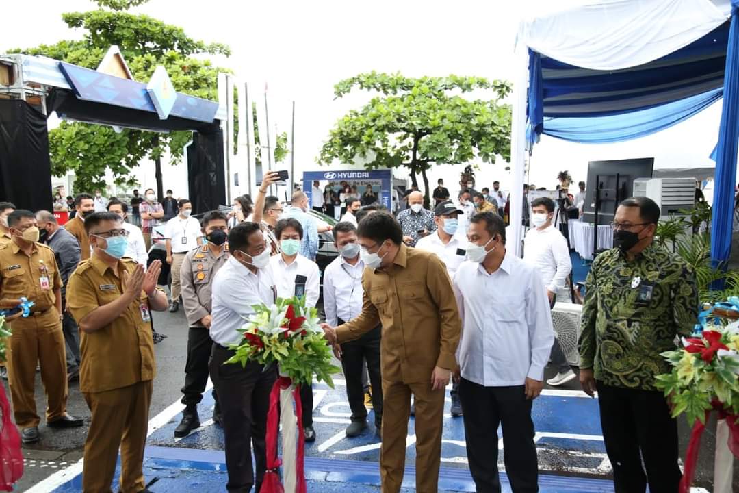 Walikota saat menghadiri peresmian SPKLU Regional di Kawasan Megamas Manado. (Foto:Istimewa)