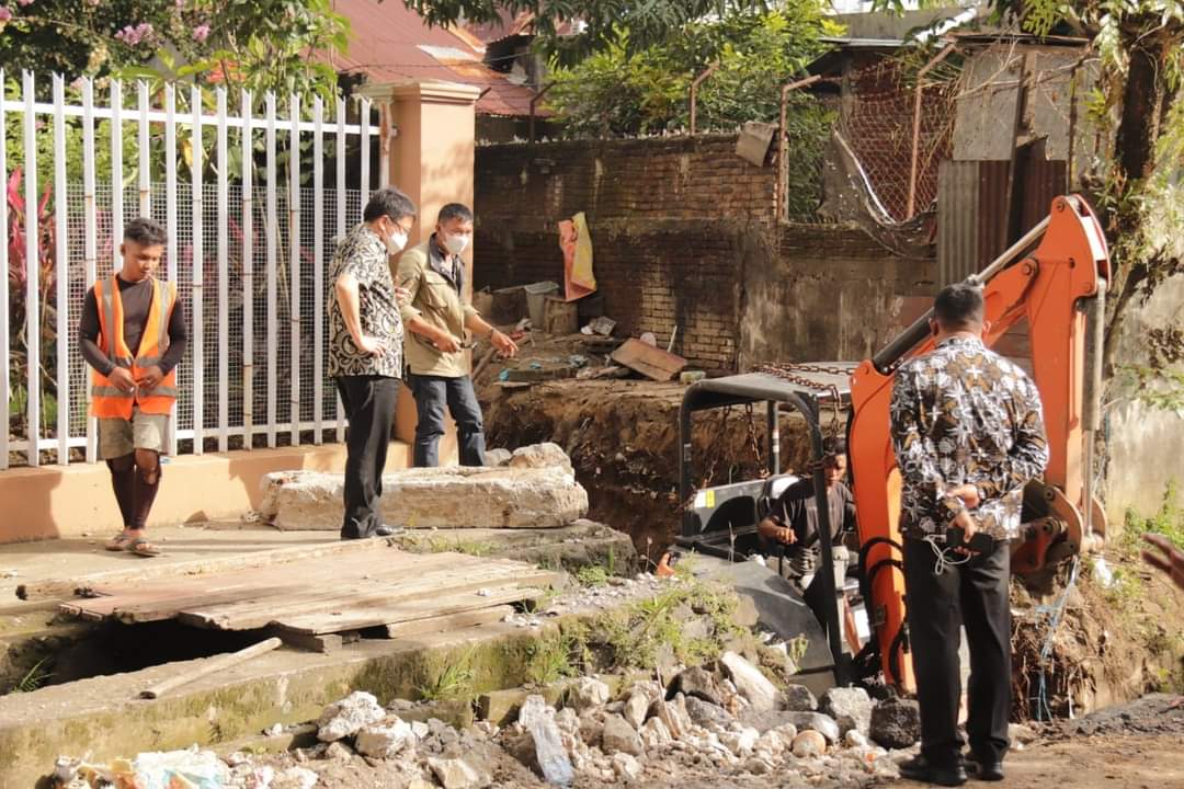 Walikota Andrei Angouw saat meninjau pengerjaan saluran air di Tuminting. (Foto:Istimewa)